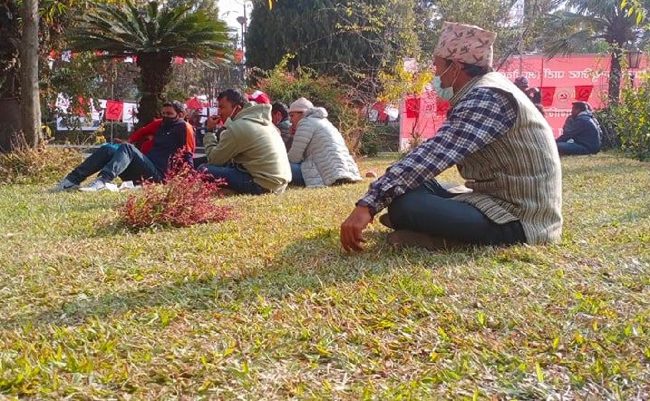 बन्दसत्रमा बस्न नपाएपछि चउरमा घाम ताप्दै माओवादी प्रतिनिधि
