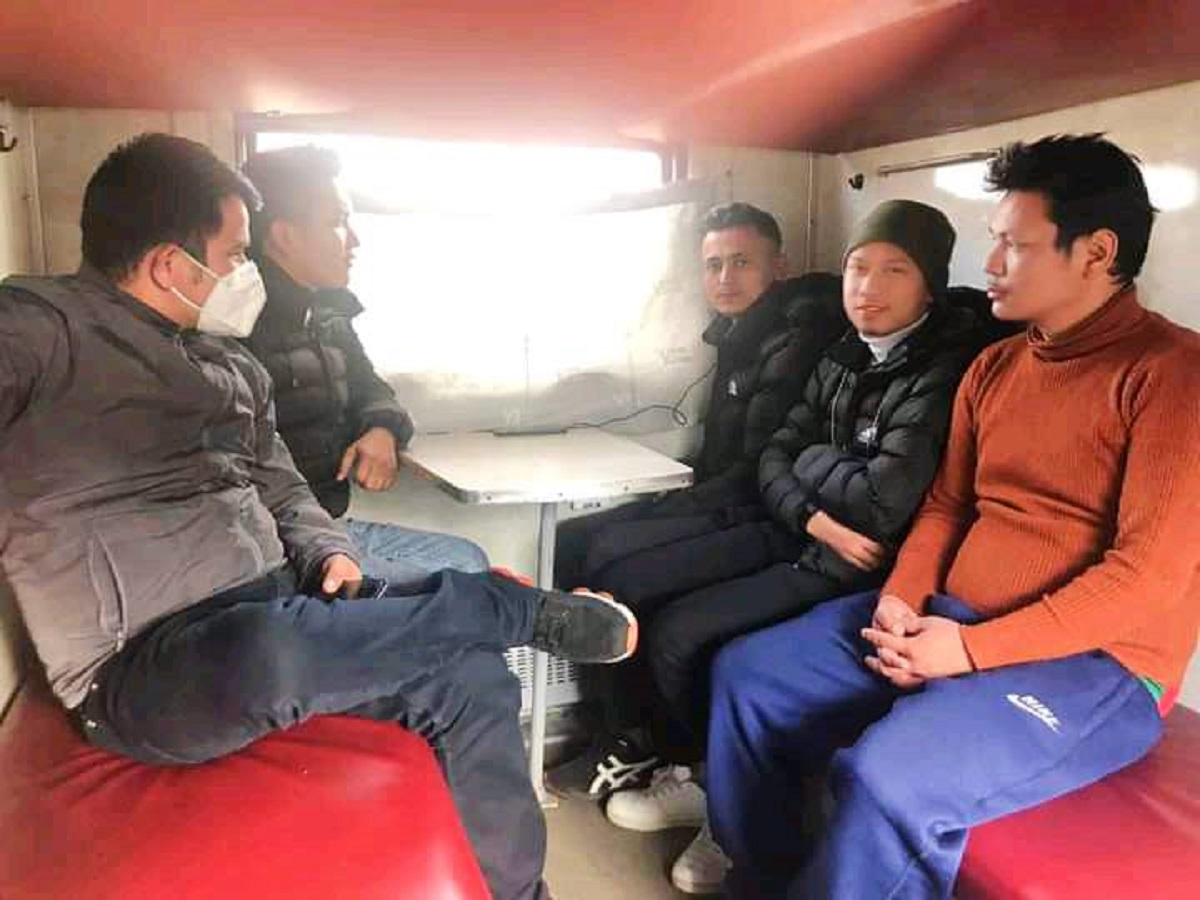 'किभबाट भागेर हामी रेल चढेका छौँ'