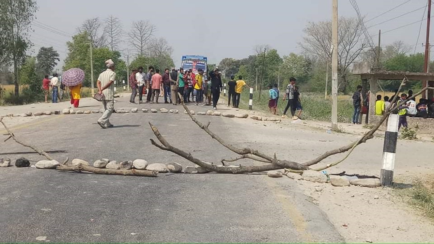 ट्रकको ठक्करबाट युवकको मृत्यु, १२ घण्टा पछि खुल्याे पूर्वपश्चिम राजमार्ग