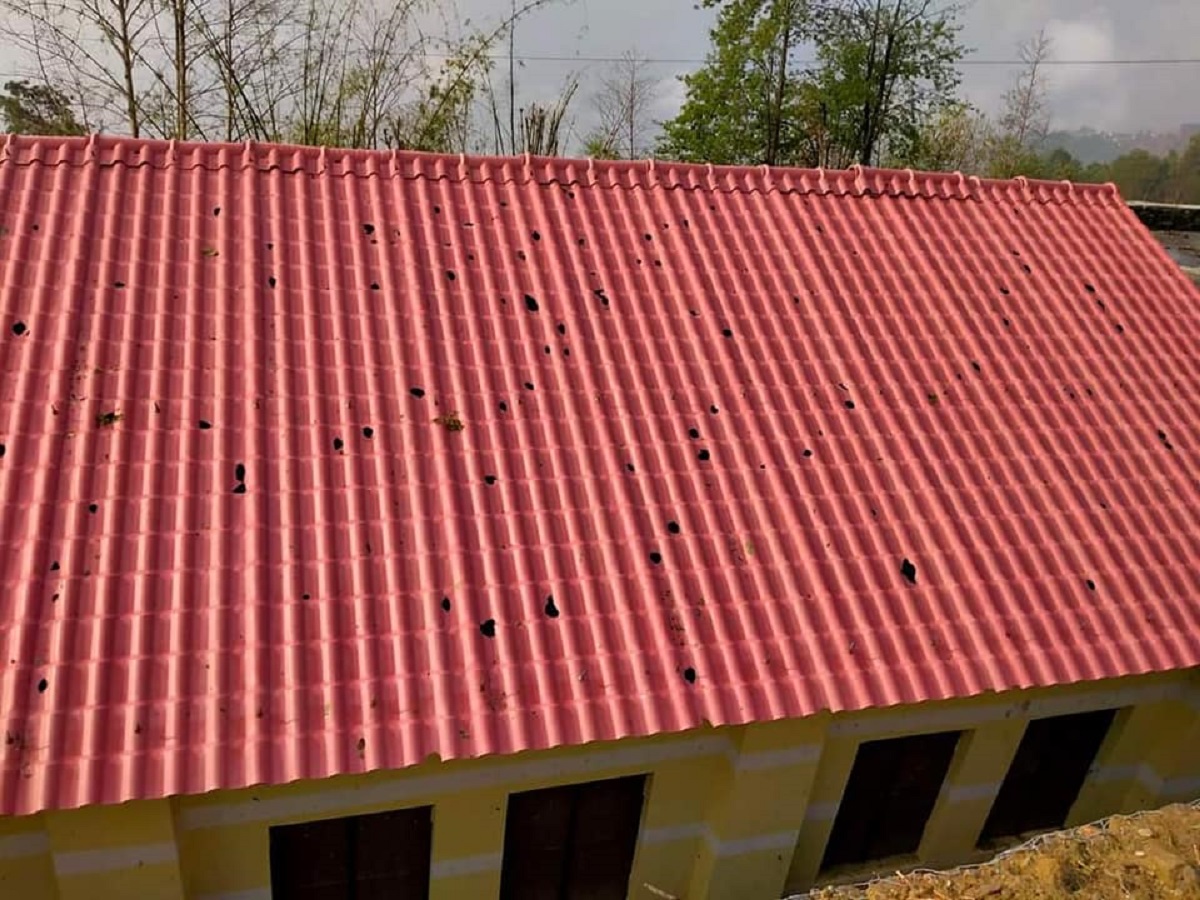 असिनाले प्वाल पार्ने विद्यालयको कस्तो छानो?