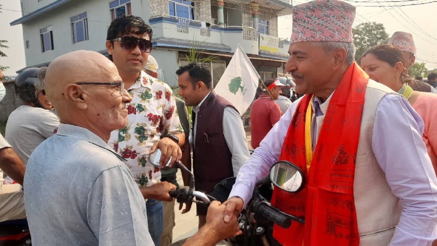 घरदैलोमा विजय सुवेदी : ज्येष्ठ नागरिकलाई ढोग, कांग्रेससँग सौहार्दता