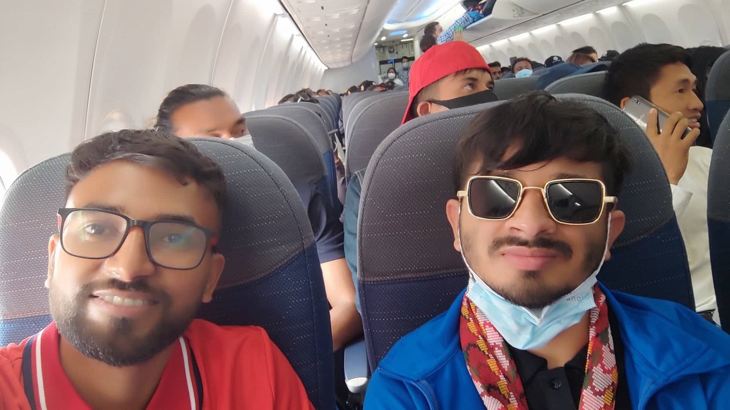 दुबई जाने विमानभित्रको नेपाल