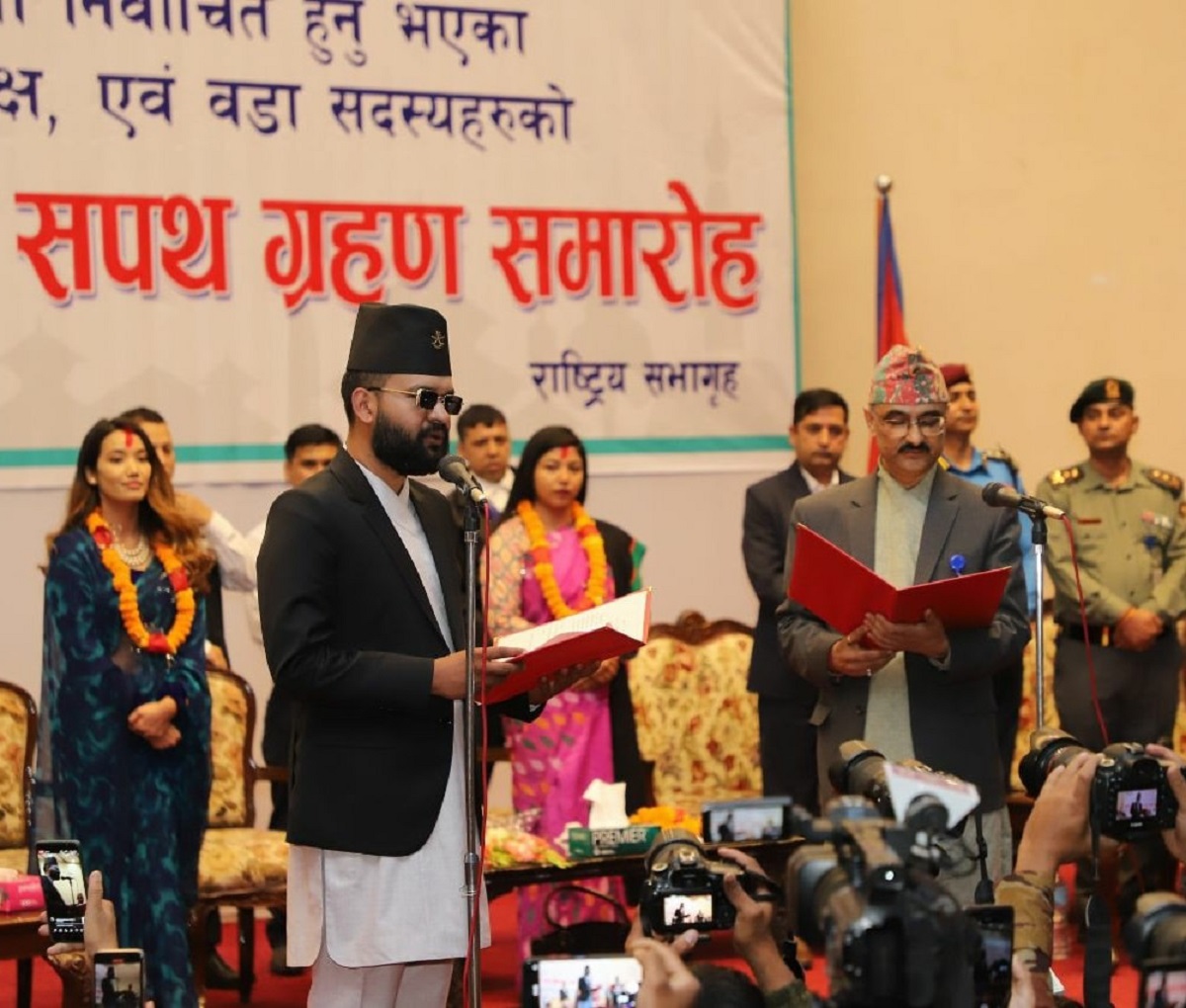 बालेनले नेवारीमा पनि लिए शपथ, उपमेयरले नेवारीमा मात्रै