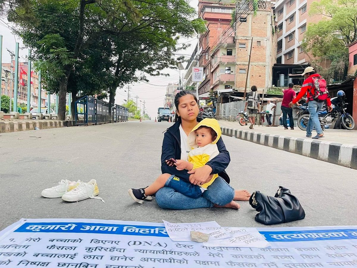 काखमा २१ महिनाको बच्चा च्यापेर अनशन बसिरहेकी कुमारी आमा
