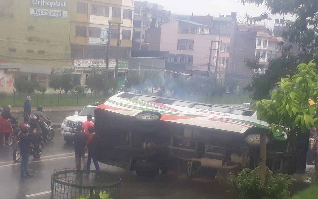 ग्वार्कोमा गुडिरहेको बस ट्याक्सीमाथि पल्टिँदा तीन जना घाइते