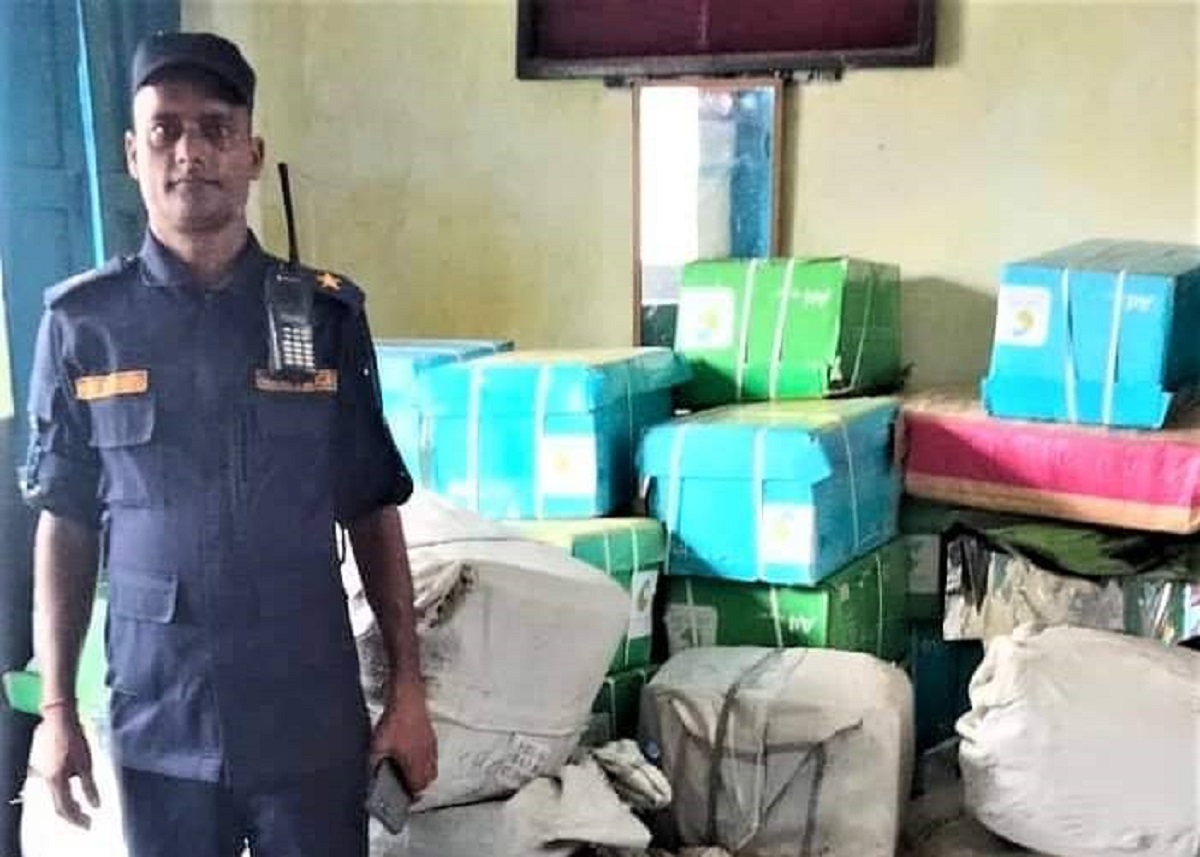 तीन लाख बढी मूल्य बराबरको स्टेशनरीका सामान धनगढीबाट बरामद