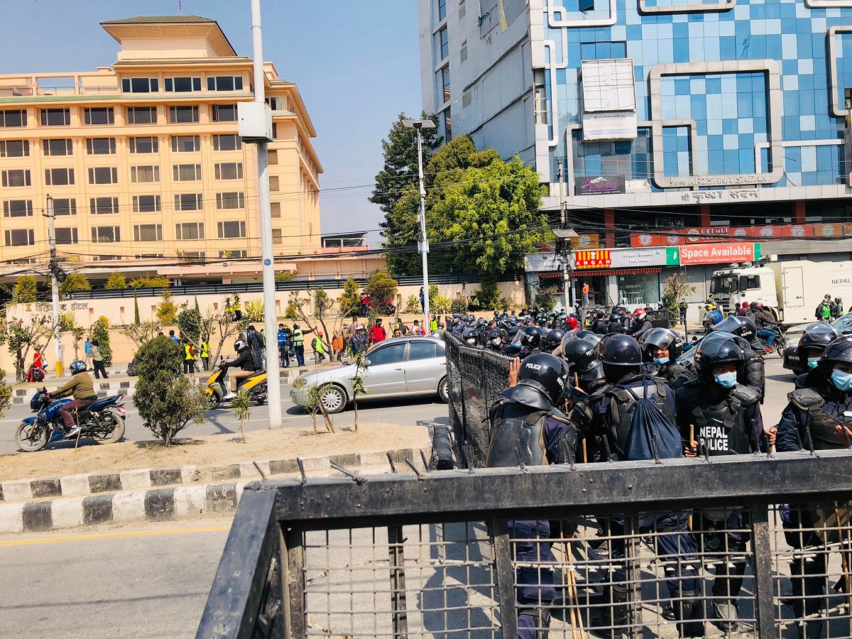 सात तस्बिरमा संसद‍् भवन अगाडिको सुरक्षा व्यवस्था