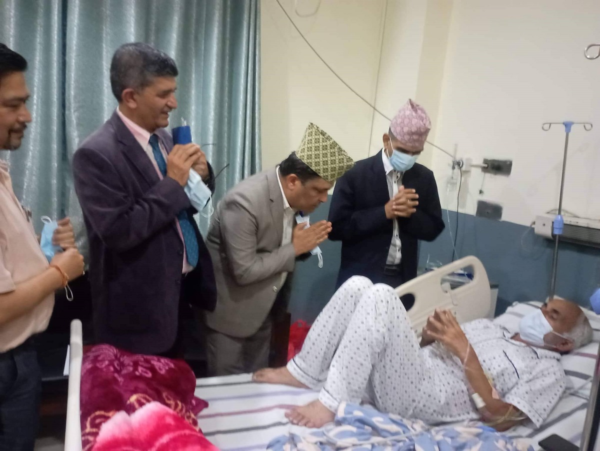 सरकारसँग १० बुँदे सहमति भएपछि डा केसीले तोडे अनशन