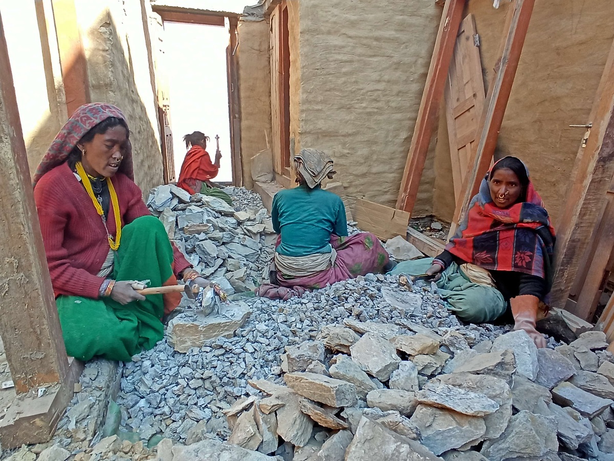 भोकको आगोले गिट्टी कुट्न बाध्य मुगुका महिला