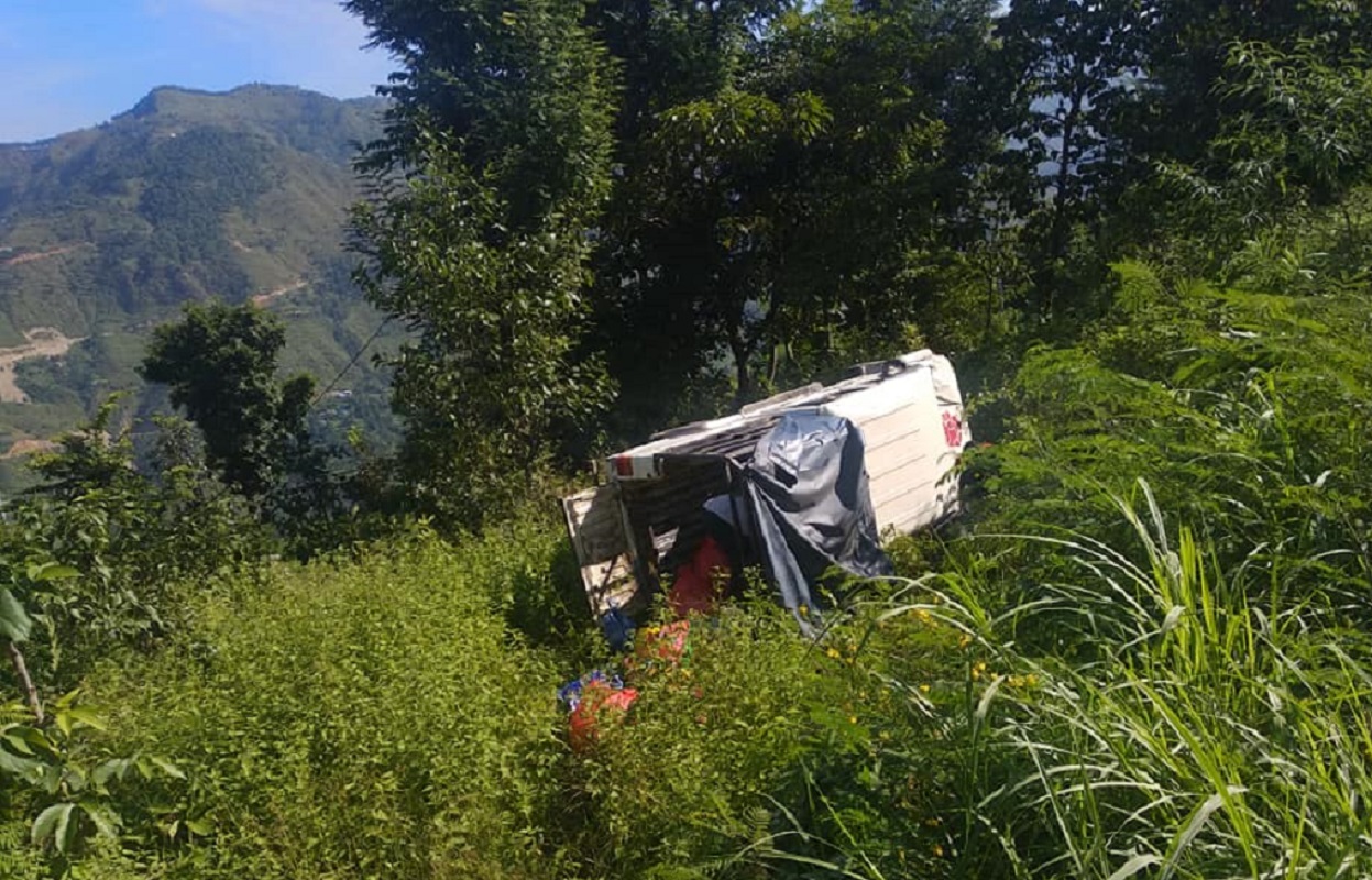 ओखलढुंगा जाँदै गरेको जिप सुनारपानीमा दुर्घटना