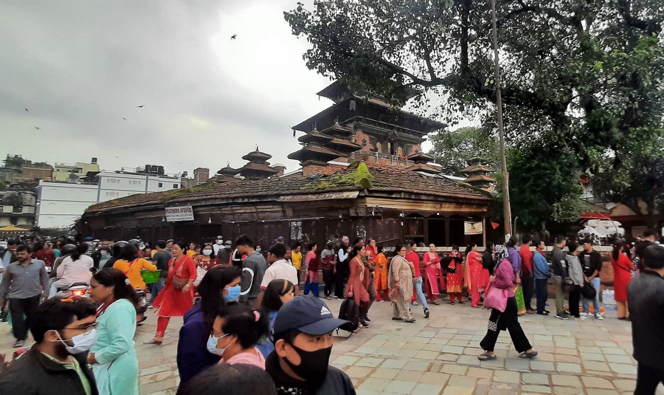 तलेजु भवानी मन्दिरमा भक्तजनको भीड [तस्बिरहरु]