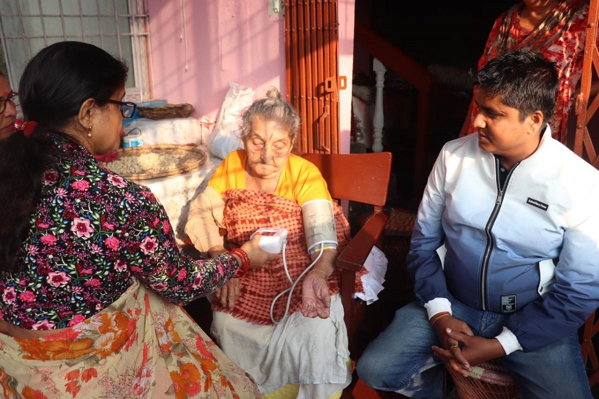 विराटनगर-८ का जेष्ठ नागरिकको घरघरमै पुगेर स्वास्थ्य जाँच