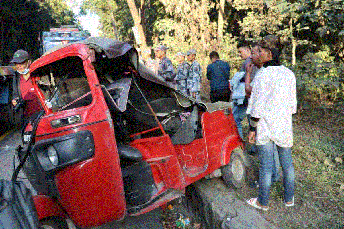 भरतपुरमा एम्बुलेन्स र अटो ठोक्किँदा छ जना घाइते