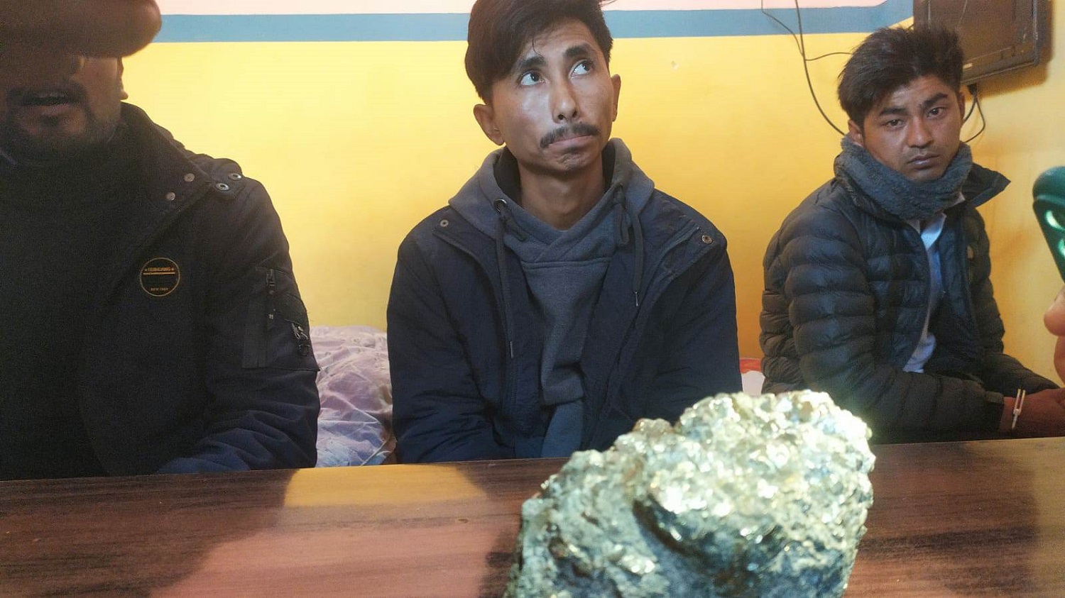 दुई किलो युरेनियमसहित तीन जना पक्राउ