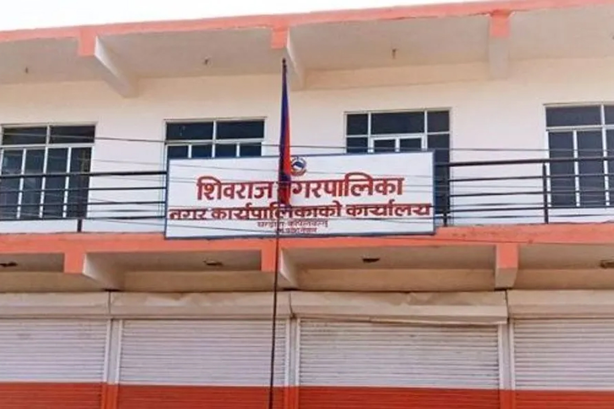 सडक अतिक्रमण हटाउँदै शिवराज नगरपालिका