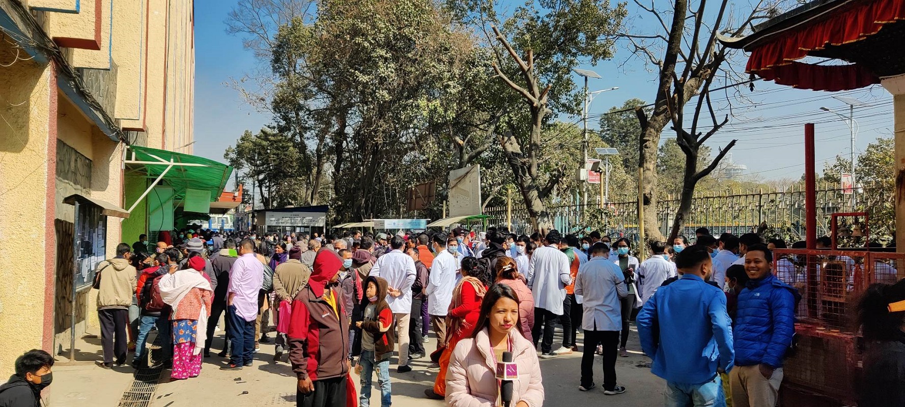 वीर अस्पताल परिसरमा उपचार माग्दै डाक्टरविरुद्ध बिरामीका आफन्तको प्रदर्शन