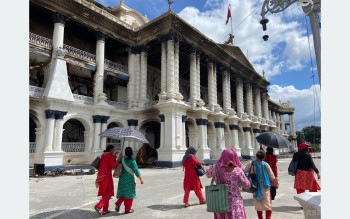 सिंहदरबारका भग्नावशेष हेर्दै टोलाउँछन् कर्मचारी