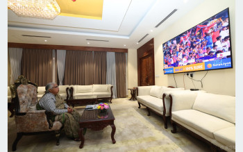 विश्वकप क्रिकेटः १८५ रनको लक्ष्य पछ्याउँदै नेपाल, खेल हेर्दै प्रधानमन्त्री