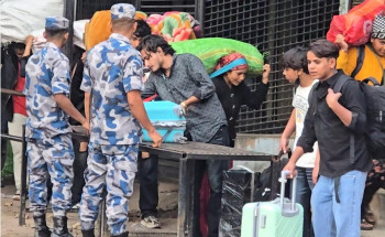भारतबाट दसैँ मनाउन घर फर्किंदै नेपाली