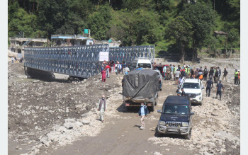 बाढीले टुटेको रसुवासँगको सम्पर्क जोडियो, बेत्रावतीमा नेपाली सेनाले निर्माण गर्‍यो बेलिब्रिज
