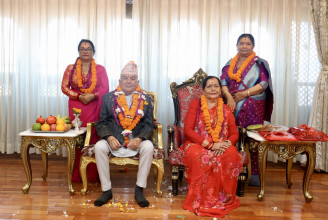 राष्ट्रपति पौडेलद्वारा शुभसाइतमा बहिनीहरूबाट तिहारको टीका ग्रहण