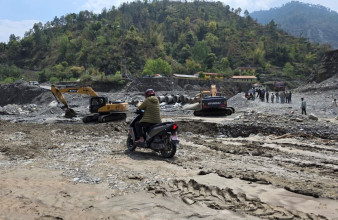 वर्षासँगै आएको पहिरोका कारण मुख्य राजमार्ग र सडकखण्ड पूर्ण रुपमा अवरुद्ध