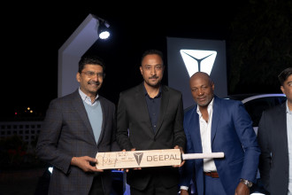 ब्रायन लाराले गरे डीपलको आधिकारिक ब्याटमा हस्ताक्षर