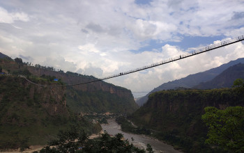 बागलुङ र पर्वत जोड्ने पुलमा पर्यटकको घुइँचो
