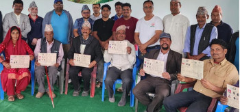 डढेलधुराको अजयमेरुमा लालपुर्जा वितरण, ७ अव्यवस्थित परिवार बने जग्गाधनी