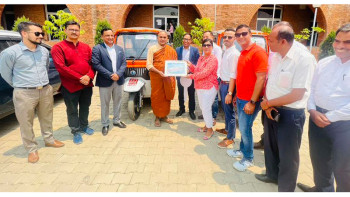 लक्ष्मी केयर्सले लुम्बिनी विकास कोषलाई दियो विद्युतीय सवारी