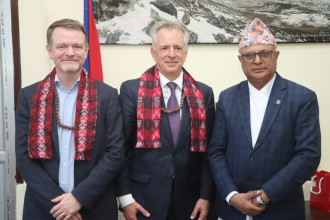 कोशीका मुख्यमन्त्री कार्की र स्वीस प्रतिनिधिबीच भेटवार्ता