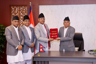 राष्ट्रपति पौडेल समक्ष मुस्लिम आयोगको वार्षिक प्रतिवेदन पेश