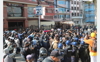 माइतीघर मण्डलामा प्रदर्शनरत आठ जना प्रहरी नियन्त्रणमा