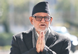 सुशिल कोइरालाको स्मृतिमा दीप प्रज्‍जवलन गर्दै तरुण दल 