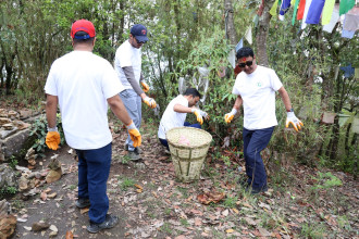 ग्लोबल आइएमई बैंकद्वारा प्लाष्टिक फोहोर संकलनसहित हाइकिङ कार्यक्रम आयोजना