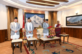 प्रधानमन्त्री सुशीला कार्कीले लिइन् शपथ