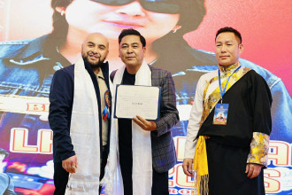 अमेरिकाको न्यूयोर्कका एसेम्ली मेम्बर स्टेभेन रागाद्वारा गायक बिजय लामा सम्मानित