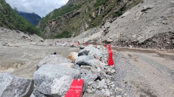 चीनतर्फ मुख्य राजमार्गको अवरोध हटाइयो, जोखिम कायमै