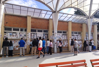 बाढीमा हराएका व्यक्तिहरूको पोस्टरले भरिए अस्पतालका भित्ता [तस्बिरहरू]