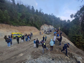 पाथीभरा दुर्घटनाका घाइते आमाछोरालाई हेलिकप्टरमा काठमाडौं ल्याइयो