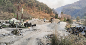 अवैध क्रसर हटाउन जनप्रतिनिधिकै बेवास्ता, वस्ती जोखिममा