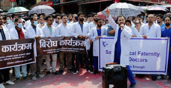 सुरक्षा माग्दै माइतीघर मण्डलामा डाक्टरहरुको विरोध प्रदर्शन