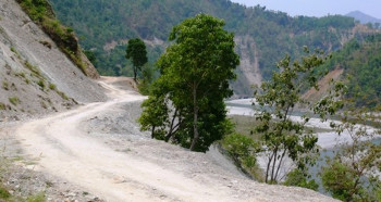पहिरोले दुई राजमार्ग अवरुद्ध