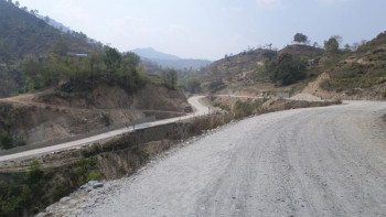 पहिरोले मध्यपहाडी लोकमार्ग अवरुद्ध