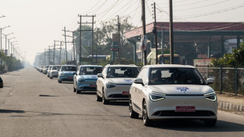 चितवनका सडकमा 'नामी सेलिब्रेशन ड्राइभ,' १०० बढी नामी इलेक्ट्रिक सवारी  सहभागी