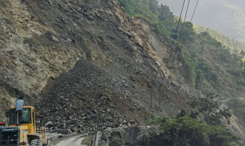 नारायणगढ-मुग्लिन सडकको तुइन खोलामा पहिरो, सवारी आवागमन प्रभावित
