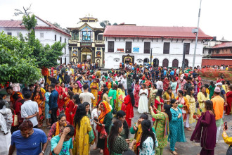 साउनको पहिलो सोमबार, पशुपतिनाथमा बिहानैदेखि दर्शनार्थीको घुइँचो