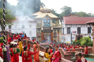 हरितालिका तीजः पशुपतिनाथमा बिहानैदेखि भक्तजनको भीड [तस्बिरहरू]