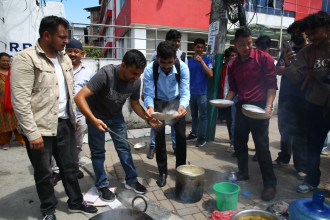 ग्यास अभावको विरोध : आरआर गेटमा विद्यार्थीले दाउरामा पकाए खाना