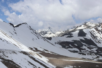 न्यालु लेकमा हिउँ पन्छाउने काम रोकियो, लिमीवासीको आवागमनमा सकस